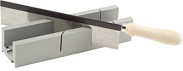KUTNA PILA ZA REZANJE S VODILICOM 250 mm 19-250G – Precizna ručna kutna pila sa stabilnom bazom za rezanje letvica i okvira.