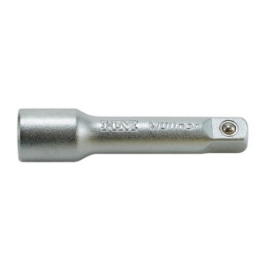 Metalni produžetak za nasadne ključeve veličine prihvata 1/4 cola i duljine 50 mm postavljen na radnom stolu.