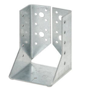 Metalni vezni element nosač tip B dimenzija 80 x 120 mm s montažnim perforacijama pričvršćen na drveni stup.