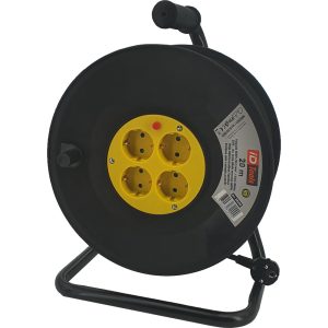 ELEKTRIČNI PRODUŽNI KABEL s robusnim bubnjem od 20 metara položen na gradilištu.
