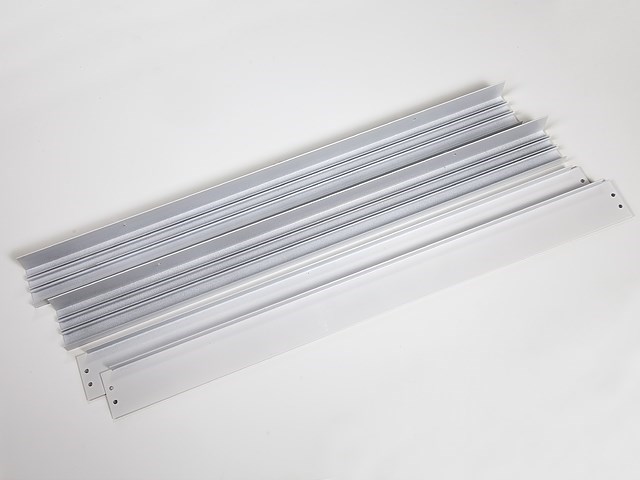 OKVIR ZA STROPNE LED PANELE dimenzija 60x60cm montiran na strop spreman za ugradnju nadžbukne rasvjete.